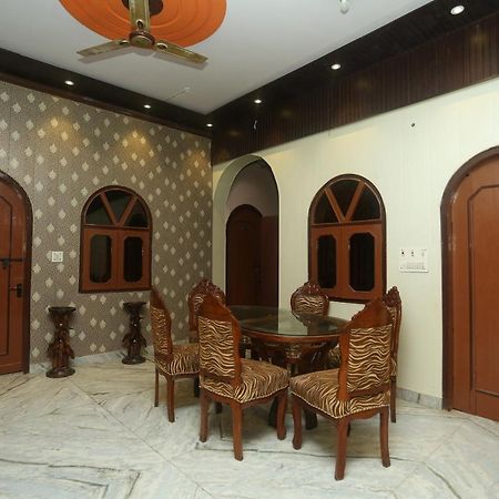 Oyo 18641 Hotel Rashmi Tājganj Dış mekan fotoğraf