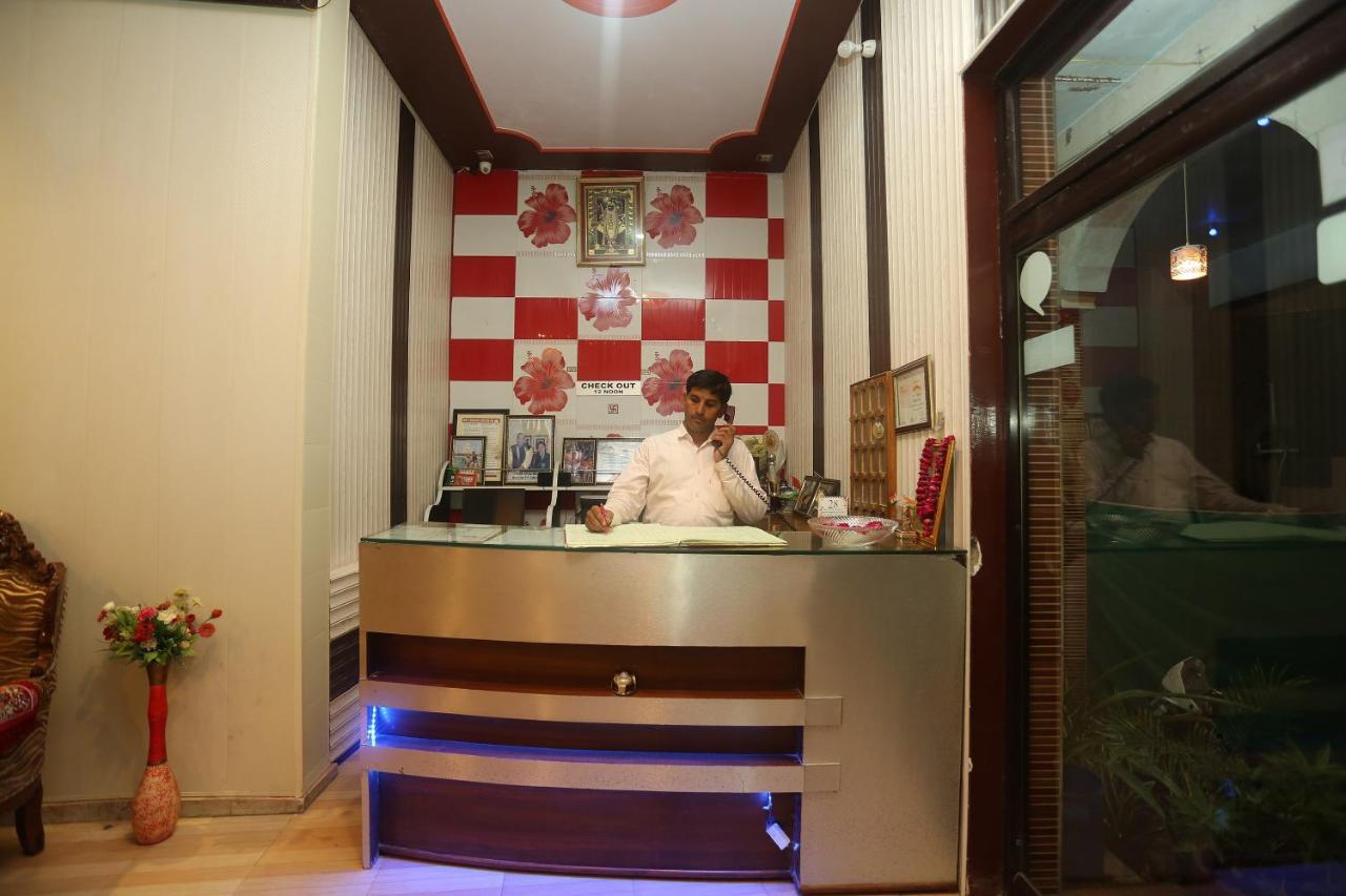 Oyo 18641 Hotel Rashmi Tājganj Dış mekan fotoğraf