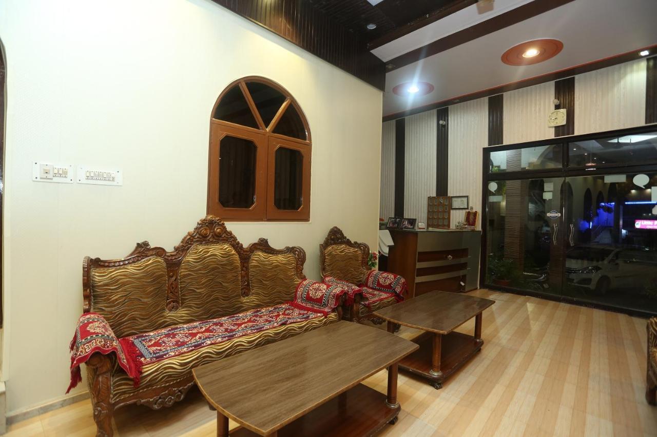 Oyo 18641 Hotel Rashmi Tājganj Dış mekan fotoğraf