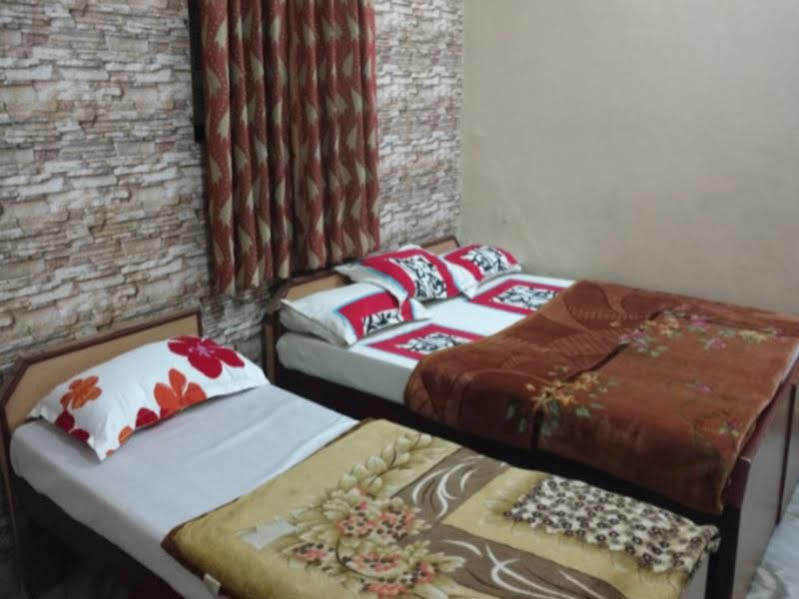Oyo 18641 Hotel Rashmi Tājganj Dış mekan fotoğraf